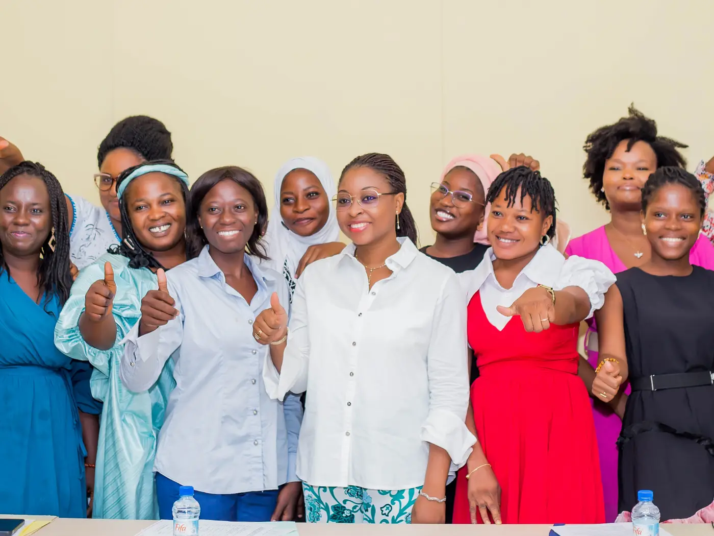 Des jeunes femmes, pouces levés, à la fin d’une session de Conversations Inspirantes