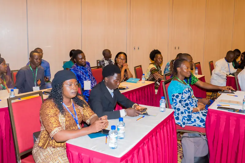 Des participants attentifs pendant une session de la fondation