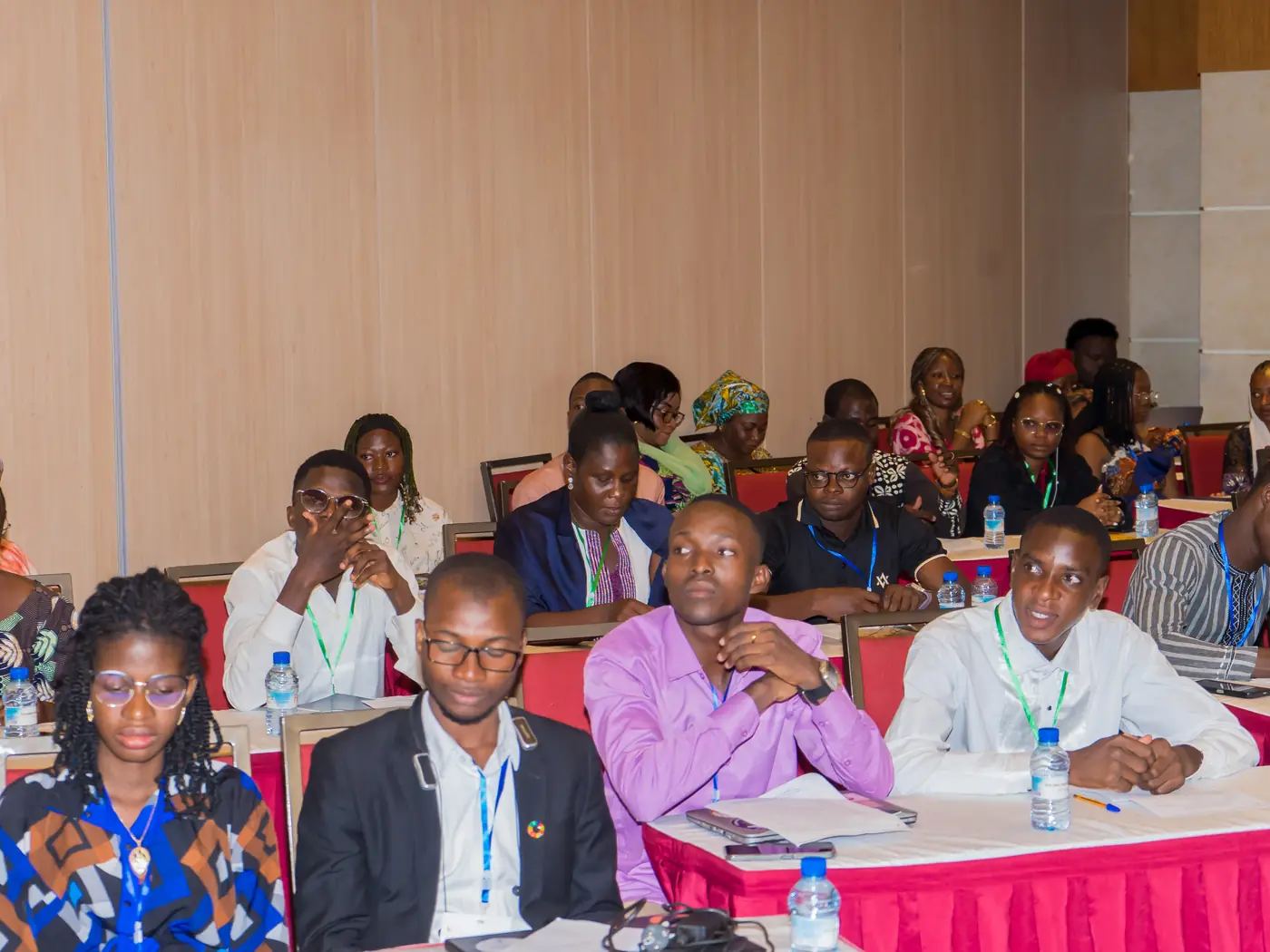 Des participants attentifs pendant une session de la fondation