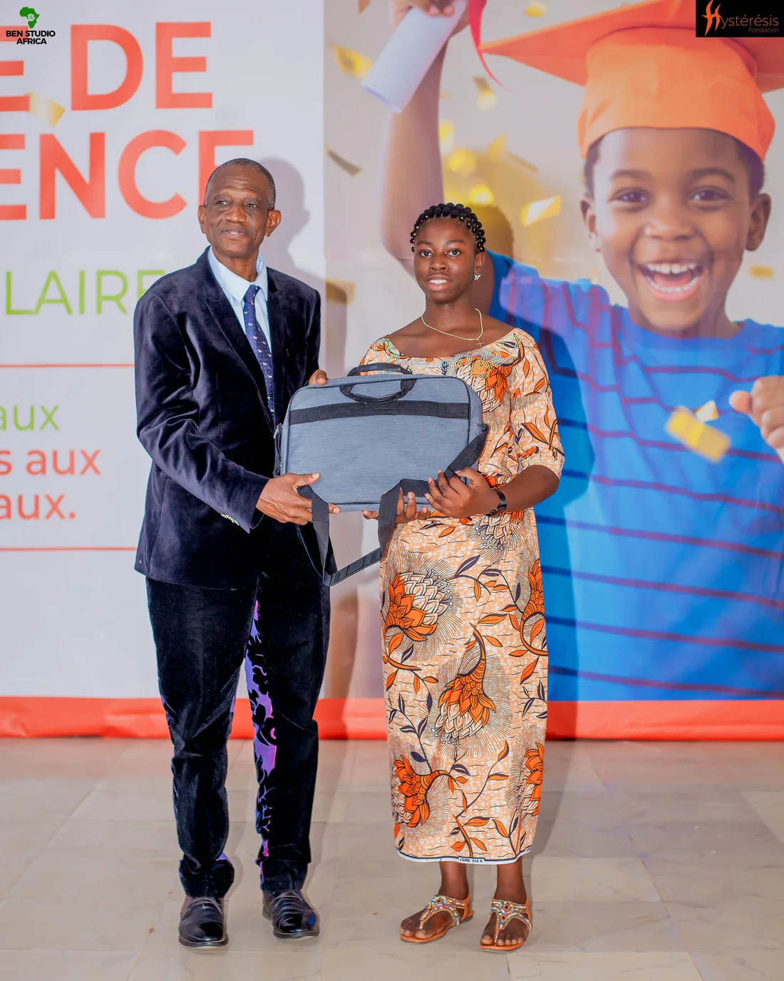 Une lauréate reçoit son ordinateur portable lors de la Journée de l’Excellence