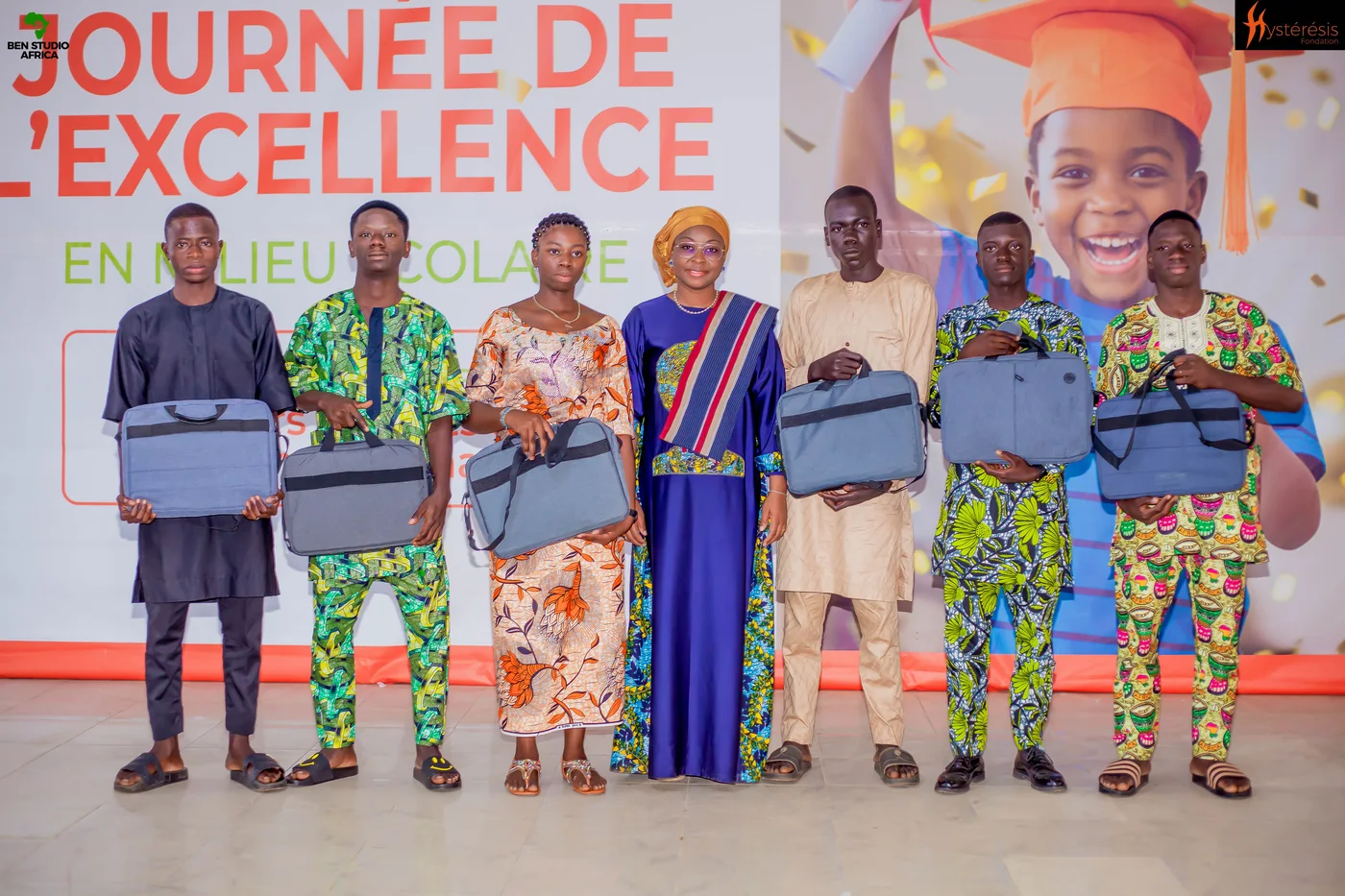 Des lauréats reçoivent leur ordinateur portable lors de la Journée de l’Excellence