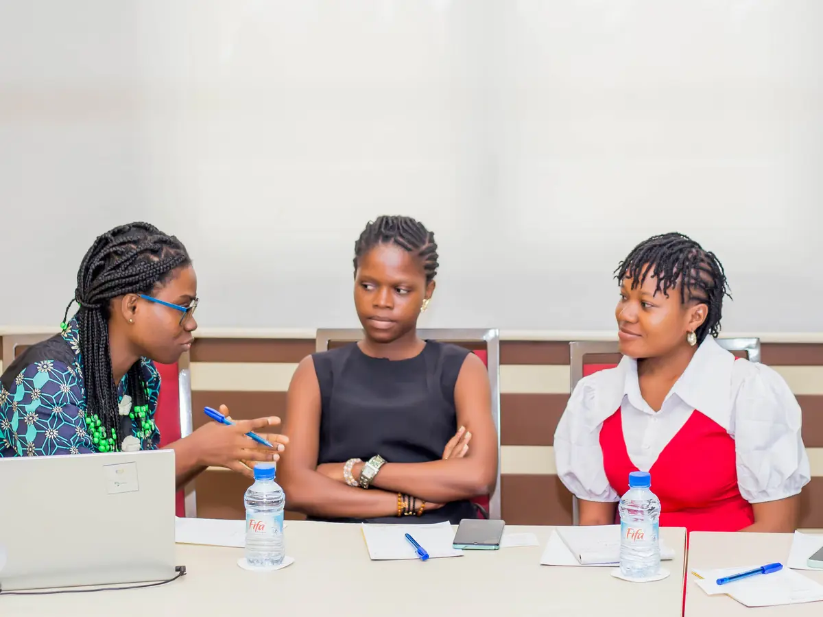 Trois jeunes femmes en échange pendant une session de Conversations Inspirantes