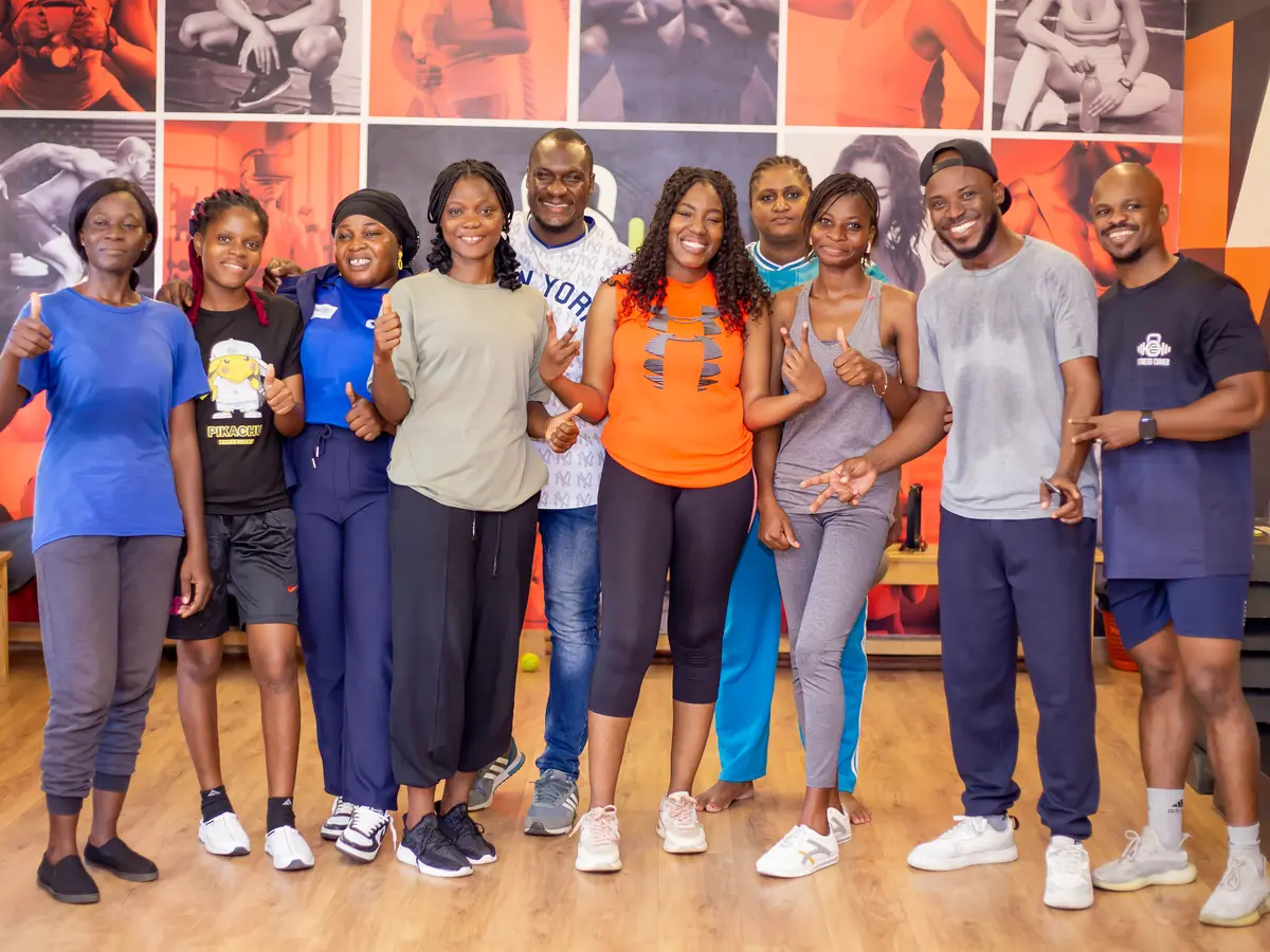Un groupe de participantes et participants souriants, pouces levés