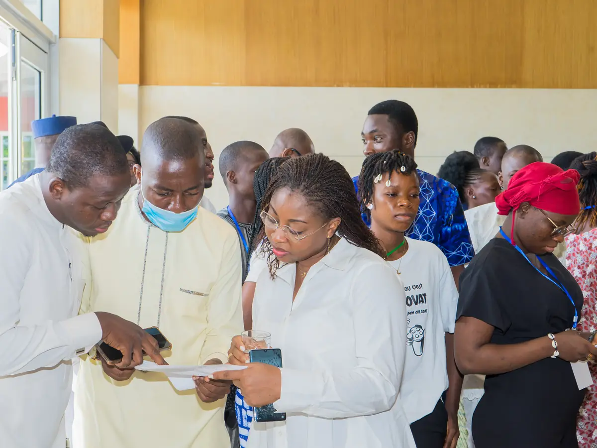 Des participants qui échangent leurs contacts pendant le lancement de Conversations Inspirantes