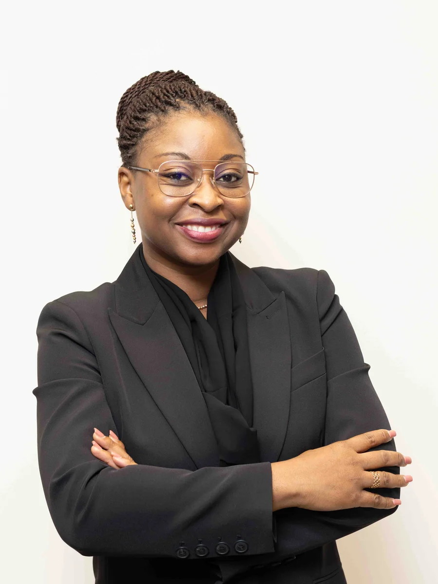 Aurélie I. Adam Soulé Zoumarou, Présidente d’Honneur, bras croisés, en tailleur noir
