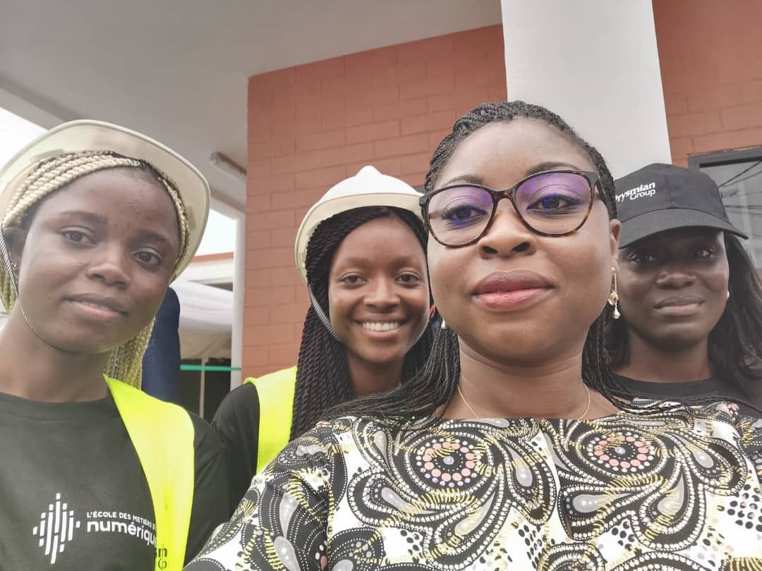 Selfie d’Aurélie Adam Soulé avec trois jeunes femmes