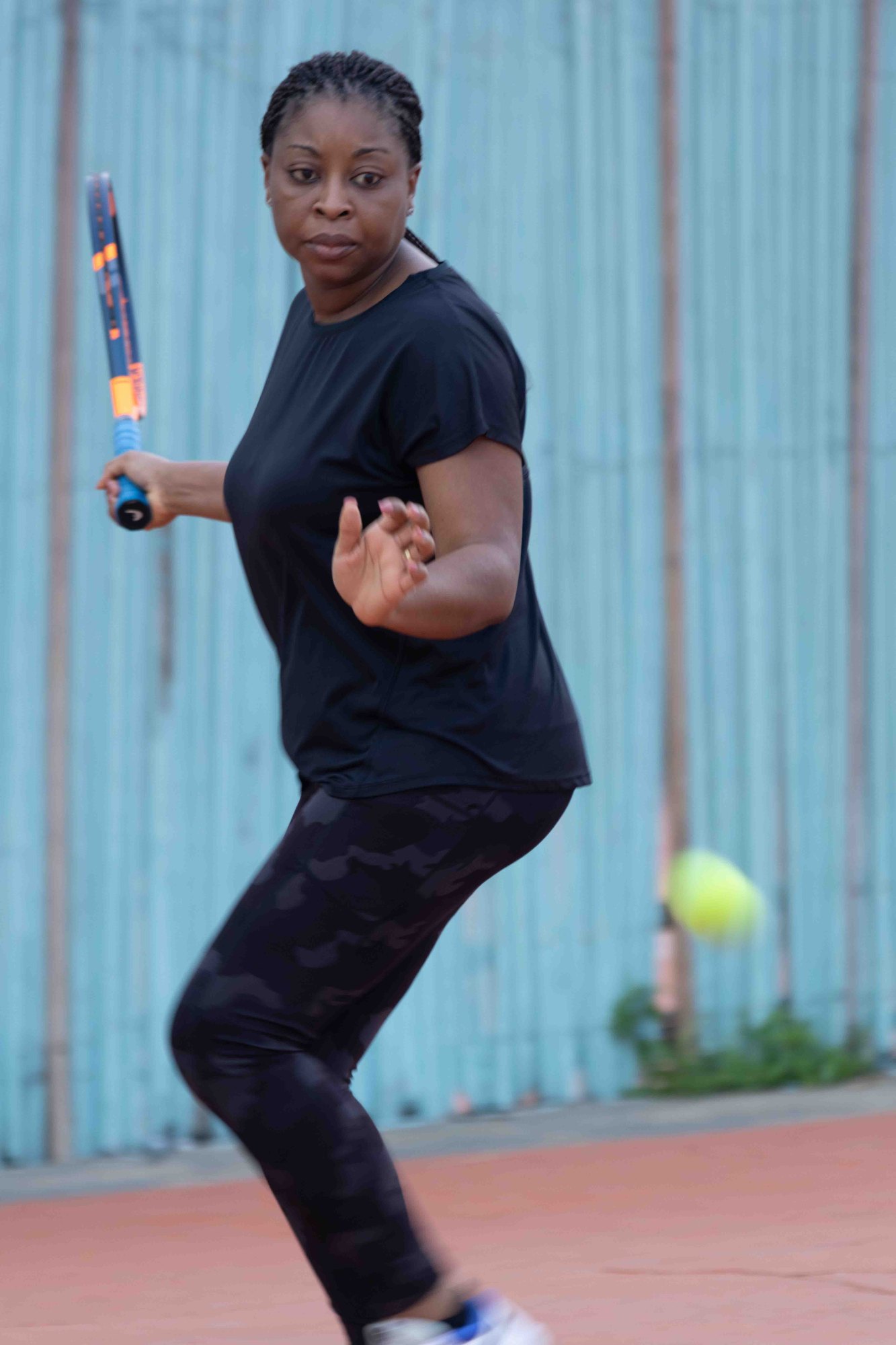 Aurélie Adam Soulé joue au tennis sur un court, raquette en main